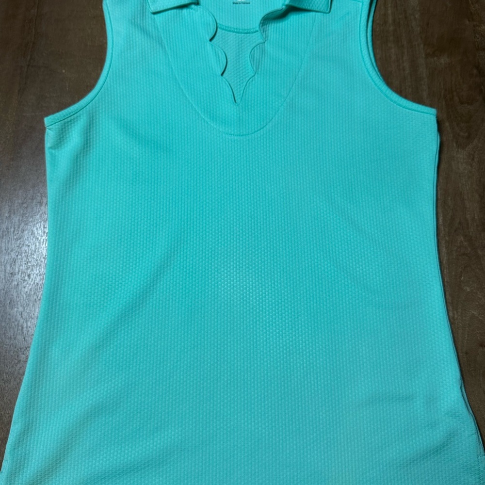 Pebble Beach Scalloped V-Neck Tank Top in Mint, size M